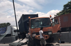 Truk Menabrak Pembatas Jalan