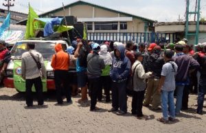 Demo Buruh di Jalan Tambak Sawah Waru