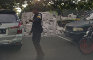 Muatan Truk Terguling di Jalan Arif Rahman Hakim