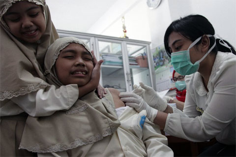 42 000 élèves du primaire de Surabaya seront vaccinés contre le VPH et le MR