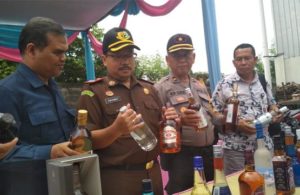 Pemusnahan Miras Ilegal dari Singapura