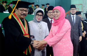 Pakdhe Karwo Terima Gelar Doktor Honoris Causa