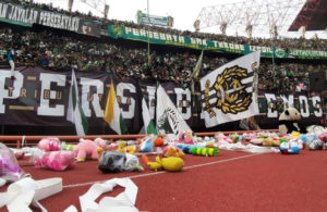 Hujan Boneka di Gelora Bung Tomo Surabaya