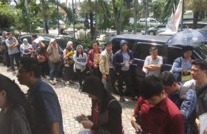 Ratusan Perantau Mengurus A5 di KPU Surabaya