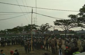 Polisi Tertibkan Suporter Tidak Bertiket yang Berulah