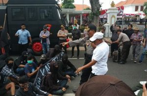 Massa Serba Hitam di May Day Surabaya Dibubarkan