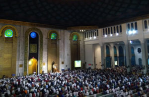 Salat Tarawih Pertama di Masjid Al Akbar Surabaya