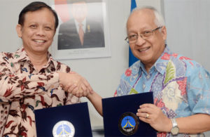 Ilkom UK Petra MoU dengan Suara Surabaya