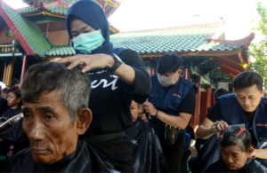 Masjid Cheng Hoo Gelar Potong Rambut Gratis