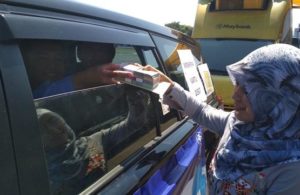 Penukaran Uang Baru di Hari Pertama