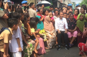 Bincang Santai Jokowi dan Warga Kampung
