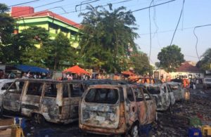 Rusuh di Petambaruan, Sejumlah Kendaraan Terbakar