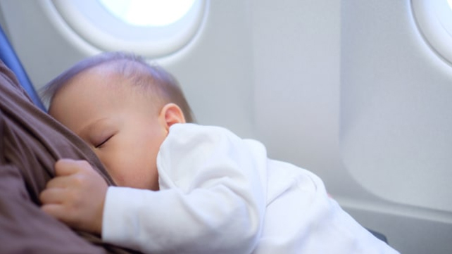 Kiat Bawa Bayi Naik  Pesawat  Beri ASI dan Pastikan Popok 
