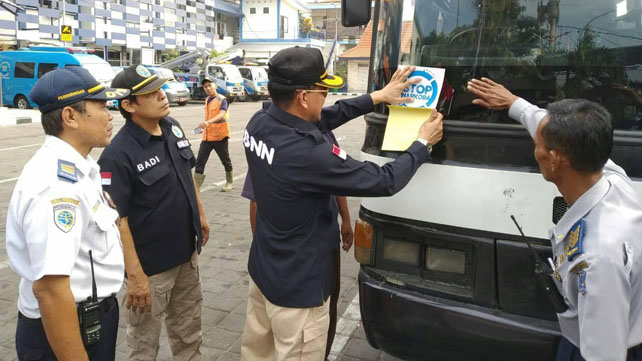 BNN dan Dishub Tempel Stiker  Lawan Narkoba di  Bus  dan 