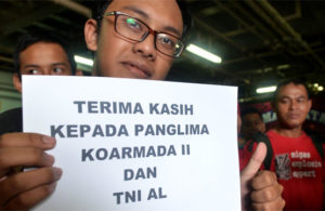 Pemudik Naik Kapal Perang