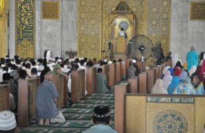 Salat Idulfitri di Masjid Al Akbar Surabaya
