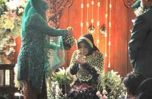 Siraman Putri Sulung Khofifah