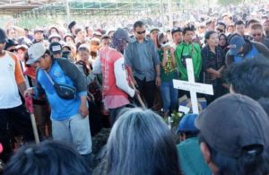 Pemakaman Cak Joner Diiringi Ribuan Bonek-Bonita
