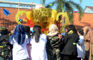 Pesawat Kertas di MPLS SMPN 3 Surabaya
