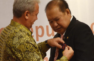 Konsul Kehormatan Belarus Terima Bintang