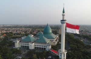 Bendera Super Akbar di Masjid Al-Akbar