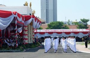 Upacara HUT RI ke-74 di Grahadi