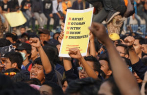 Ribuan Mahasiswa Unjuk Rasa di DPR RI