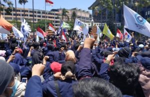 Ribuan Mahasiswa Penuhi Jalan Indrapura Surabaya
