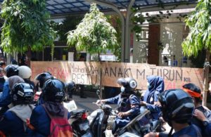 Berbagai Spanduk dan Poster di Kampus Unair