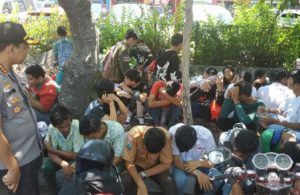 Pelajar Mau Ikut Demo di Surabaya, Tertahan