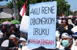Beragam Spanduk dalam Aksi #SurabayaMenggugat