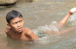 Berenang di Bantaran Kali Brantas Jodipan