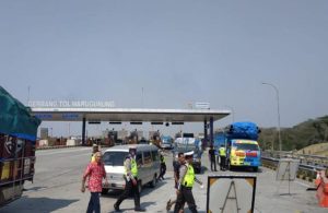Operasi Zebra Semeru di Gerbang Tol Warugunung