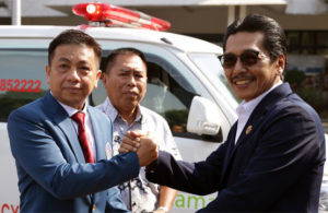 Sumpah Pemuda, IKA Ubaya Serahkan Ambulans