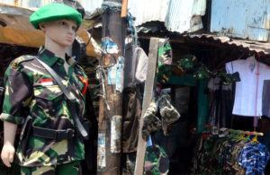 Penjual Pakaian Karnaval Jelang Hari Pahlawan
