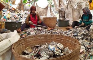 Usaha Pemilahan Sampah Impor di Mojokerto