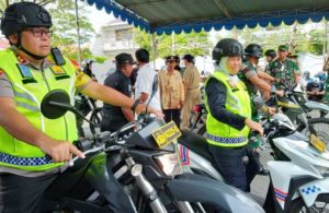 Khofifah dan Kapolda Naik Motor Tinjau Persiapan Natal
