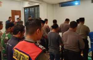 Sholat di Kompleks Gereja