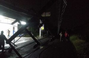 Lebih dari 70 Tiang Listrik Roboh di Krian