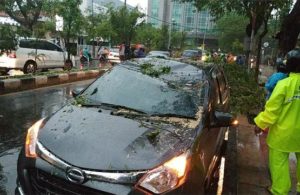 Hujan Angin Menerpa Surabaya