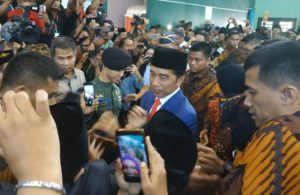 Jokowi Jadi Rebutan di UINSA Surabaya