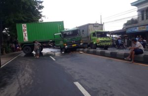 Truk Tabrak Median Jalan di Kepulungan