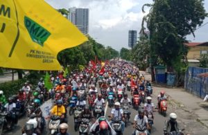 Massa Tolak Omnibus Law Aksi di Bundaran Waru