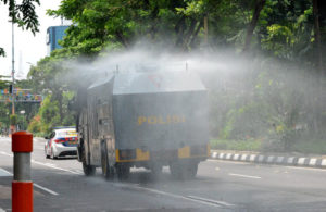 Water Cannon Semprotkan Disinfektan