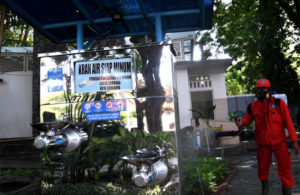 Semprot Disinfektan di Taman Bungkul