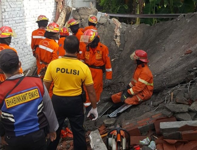 Evakuasi Korban Rumah Roboh