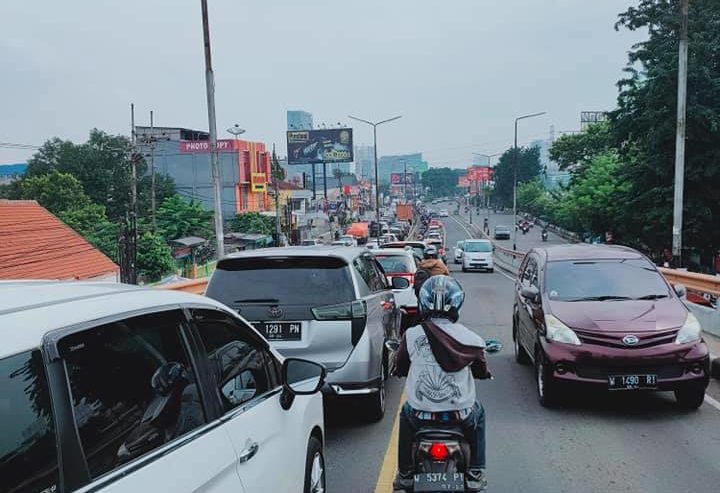 Flyover Waru arah Surabaya Macet
