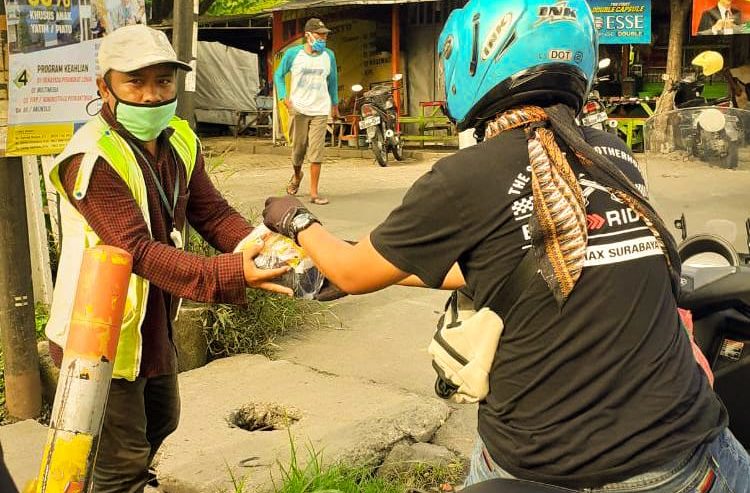 Bold Riders Surabaya Bagikan Ribuan Paket Lawan Covid 19 