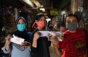 Peduli Sesama, Bagi Masker di Pasar