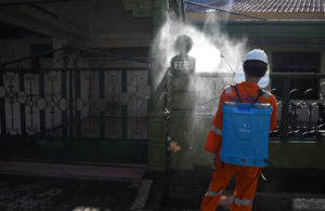 Penyemprotan Disinfektan Mandiri di Barata Jaya, Siapkan PSBB